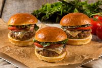 burgeri italieni adaugă acea aromă delicioasă italiană acestei mâncăruri clasice americane