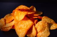 9874><p>Una oda al clásico chip de patata.</p> </div> <p> Las papas fritas son una increíble herramienta de entrega para diferentes sabores. A veces, innovar en el sabor es todo lo que necesita para diferenciar su chip de todas las otras bolsas aburridas. Un enfoque probado y verdadero para descubrir nuevos sabores de alimentos es tomar un concepto que es popular en otra parte del mundo y aplicarlo a las papas fritas. Aquí hay algunas ideas que usan este proceso.</p> <p> Como puede ver, casi no hay sabor que no se pueda aplicar a la patata frita. De hecho, muchas de las grandes marcas como Pringles con las que estás familiarizado en los Estados Unidos tienen todo tipo de sabores vendidos internacionalmente en países como Tailandia o Japón que no están disponibles aquí.</p> <ul> <li>Cilantro patatas Fritas</li> <li>Mantequilla de Pollo con Papas Fritas</li> <li>Curry Fichas</li> <li>Patata Chip 