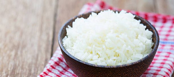 Jasmine rice in a rice bowl on wood table